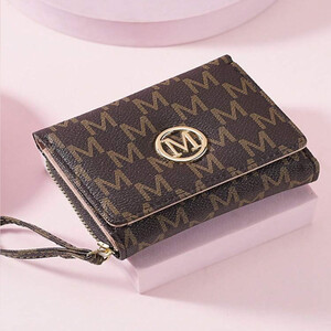 محفظة نسائية خفيفة الوزن بتصميم مطرز