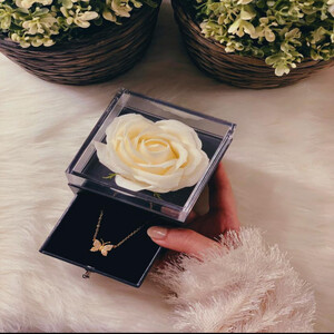 هدية سلسال الفراشة توضع هذه القلادة في صندوق رومانسي به ورود