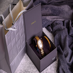 الهدية المثالية للمرأة التي تحبها. بالتأكيد ستحب هذه الساعة الأنيقة مع سوار مطلي بالذهب والقدرة على كتابة اسمها عليها.