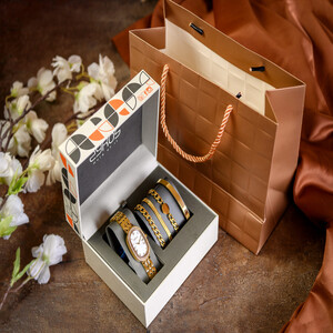 هدية مثالية للمرأة التي تحب ارتداء المجوهرات الجميلة.