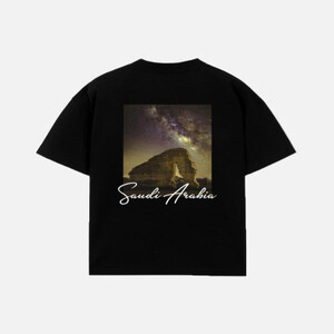 تي شيرت رجالي بلون أسود بطبعة تعبر عن الطبيعة