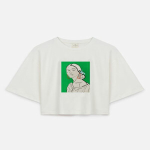 تي شيرت نسائي بلون أبيض بطبعة ملفتة