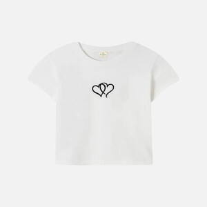 تي شيرت نسائي بلون أبيض بتصميم عملي