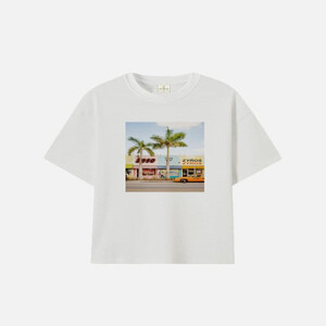 تي شيرت نسائي بلون أبيض بتزين بطبعة