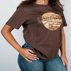 ‎ تي شيرت نسائي باللون البني