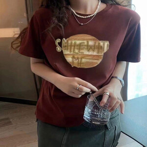 ‎ تي شيرت نسائي باللون الأحمر