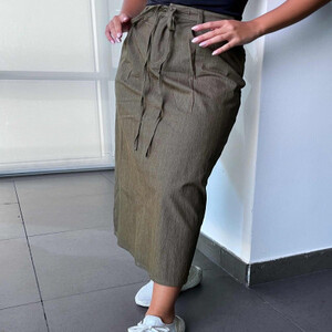 ‎ تنورة نسائية بتصميم أنيق بلون زيتي