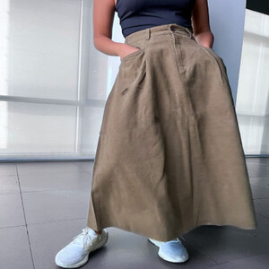 ‎ تنورة نسائية بتصميم أنيق بلون بيج