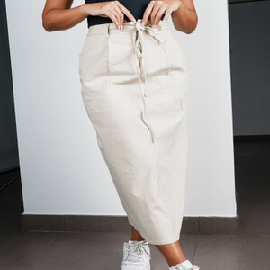 ‎ تنورة نسائية بتصميم أنيق بلون بيج