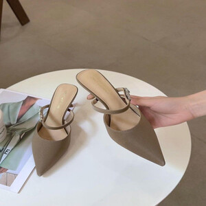 ‎ حذاء نسائي مميز باللون البني