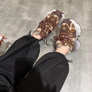 ‎ حذاء نسائي مميز باللون البني