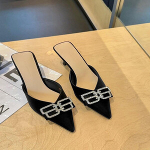 ‎ حذاء نسائي كلاسيك باللون الأسود