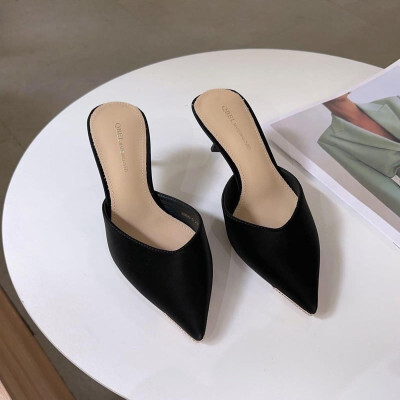 ‎ حذاء نسائي كلاسيك باللون الأسود