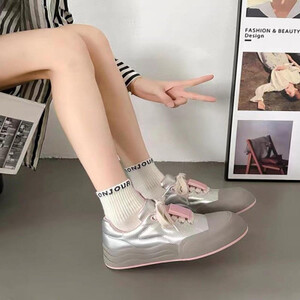 ‎ حذاء نسائي عملي باللون الفضي