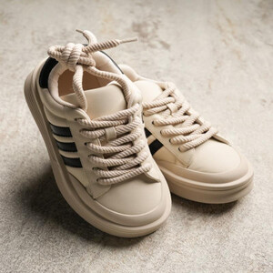 ‎ حذاء نسائي عملي باللون البيج