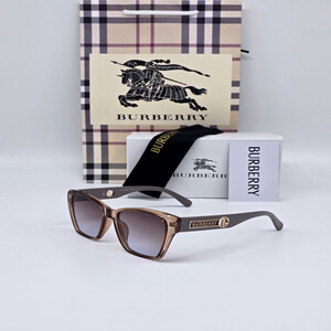 نظارة شمسية نسائية من ماركة بربري