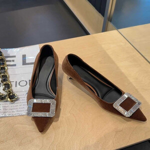 ‎ حذاء نسائي عصري باللون البني