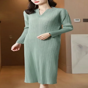 فستان مياكي (مناسب للجميع المقاسات) ذو ثنيات بلون سادة لصيف 2025 فساتين جديدة كبيرة الحجم غير رسمية فضفاضة ومريحة ورقبة على شكل حرف v متوسطة الطول