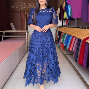 فستان جديد بفتحة من الدانتيل ورقبة دائرية وخصر طويل لصيف 2025 في أوروبا وأمريكا