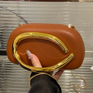 حقيبة كروس بسلسلة فاخرة جديدة للنساء حقيبة كتف أنيقة عصرية بتصميم صغير