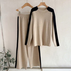 طقم سترة محبوكة عصرية برقبة عالية وبنطال ذو قصة أرجل واسعة وكتلة ألوان مكونة من قطعتين طقم أنيق للتنقل للنساء في الشتاء...