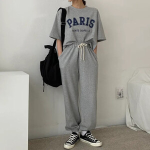 ملابس رياضية صيفية عصرية جديدة لعام 2025 بدلات رياضية نسائية غير رسمية بأكمام قصيرة بنطلون مطبوع عليه حروف طقم مكون من قطعتين