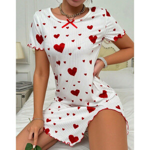 ثوب نوم نسائي كاجوال بأكمام قصيرة مطبوع عليه قلب يسمح بالتهوية ومريح برقبة دائرية مع فيونكة مثالي لملابس المنزل الصيفية