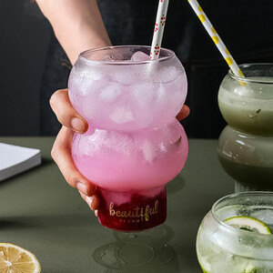 كوكاتيل زجاجي على الطراز الاسكندنافي ، كرة شفافة ، زبادي ، كوب موس ، آيس كريم ، حلوى ، مخفوق الحليب