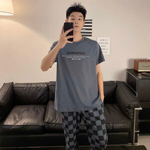 ملابس نوم صيفية للرجال برقبة دائرية وأكمام قصيرة منقوشة فضفاضة ملابس منزلية غير رسمية طقم مكون من قطعتين مريح للتنفس