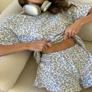 ملابس نوم صيفية لعام 2025 ملابس نوم نسائية عصرية بطبعة الفهد مثيرة برقبة دائرية وأكمام قصيرة ملابس علوية وسراويل قصيرة ملابس منزلية بيجامات