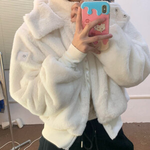 سترة نسائية جديدة لخريف وشتاء 2025 ناعمة ودافئة من القطيفة بأكمام طويلة