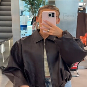 معطف نسائي عالي الشارع بياقة مقلوبة وأكمام كاملة وسحابات من الجلد الصلب للسيدات موضة خريف 2025 سترة نسائية أنيقة للتنقل