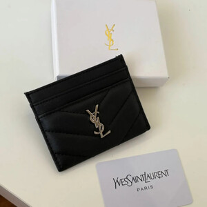 محفظة من ماركة سان لوران