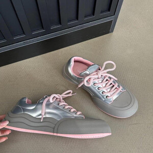 ‎ حذاء نسائي عصري باللون الفضي