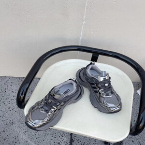 ‎ حذاء نسائي عصري باللون الرمادي