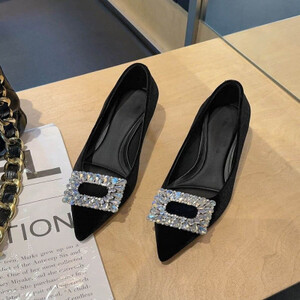 ‎ حذاء نسائي عصري باللون الأسود