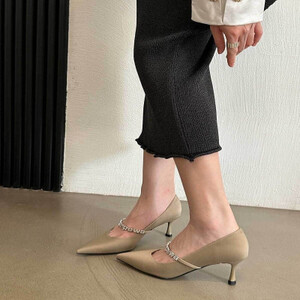 ‎ حذاء نسائي بكعب عالي باللون البني