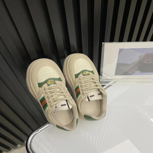 ‎ حذاء نسائي عملي باللون البيج