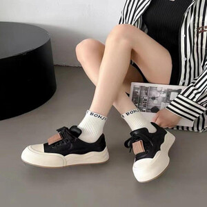 ‎ حذاء نسائي عملي باللون الأسود و الأبيض