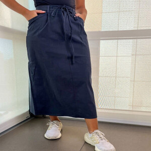 ‎ تنورة نسائية بتصميم أنيق بلون أسود