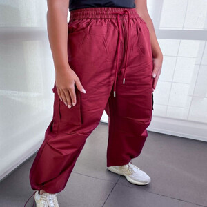 ‎ بنطلون نسائي بتصميم عملي بلون أحمر