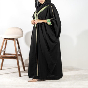 ‎ عباية نسائية بتصميم أنيق بلون أسود
