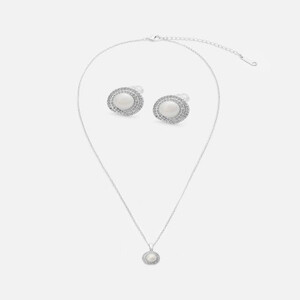 ‎ طقم نسائي من حلق وسلسال بلون فضي