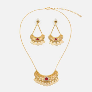 ‎ طقم نسائي مميز باللون الذهبي