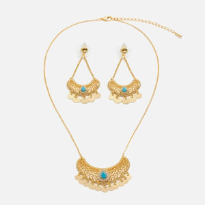 ‎ طقم نسائي مميز باللون الذهبي