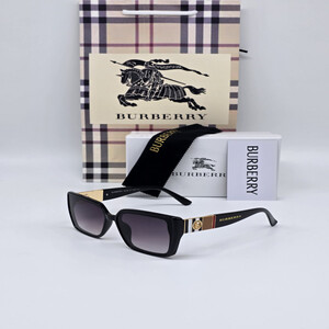 نظارة شمسية نسائية من ماركة بربري