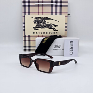 نظارة شمسية نسائية من ماركة بربري