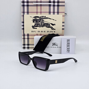 نظارة شمسية نسائية من ماركة بربري