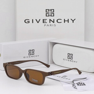 نظارة شمسية فآخرة من ماركة جيفنشي