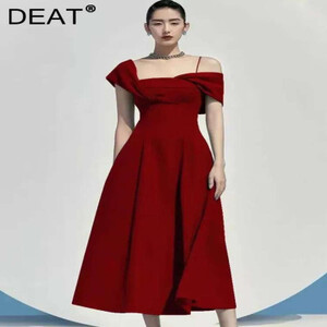 DEAT فستان أنيق غير متماثل حزام الكتف سليم عالية الخصر مطوي بلون فستان المرأة 2026 ربيع جديد الموضة 13DB415